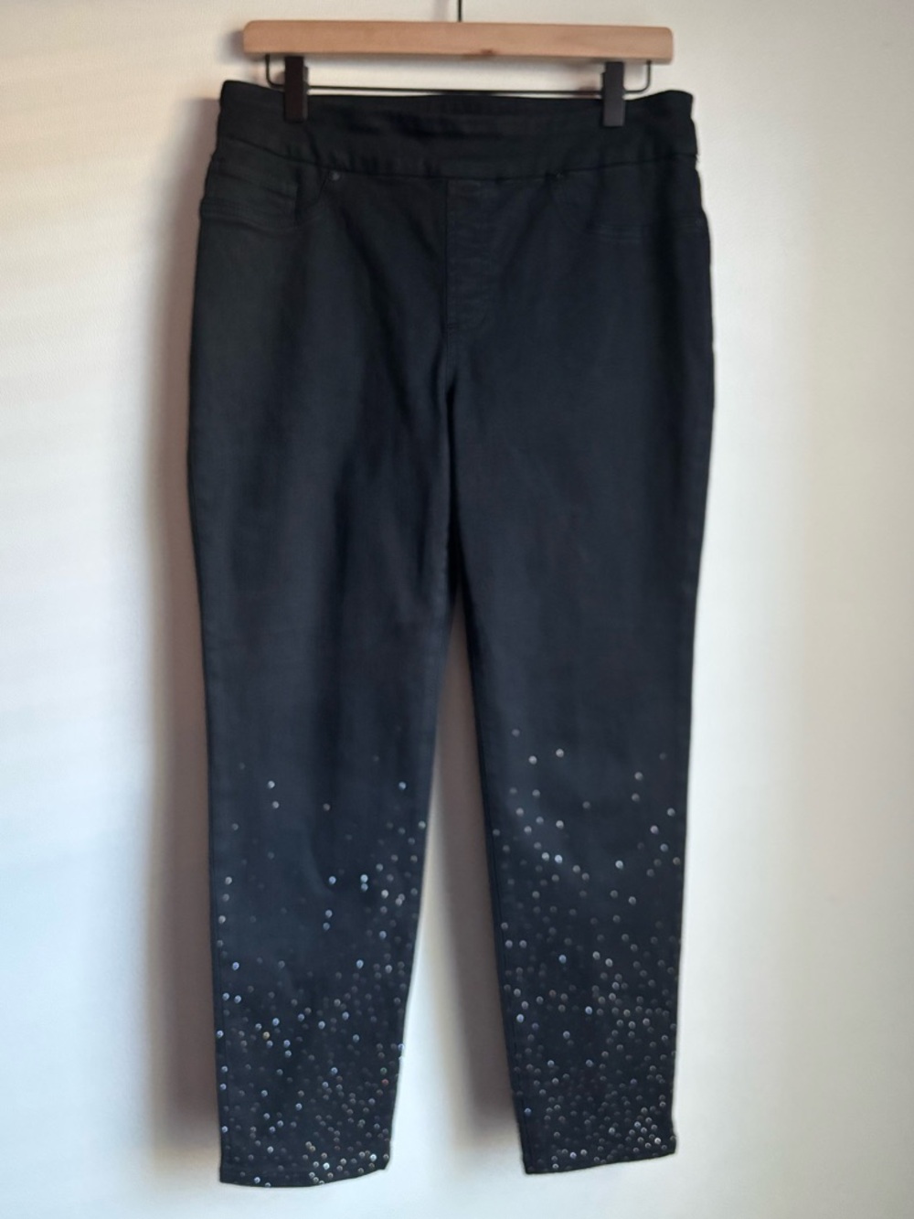 Chico’s Black Pull-On Jeggings Ankle Pants Rhinestone Hem Size 0.5 (6R) Stretch